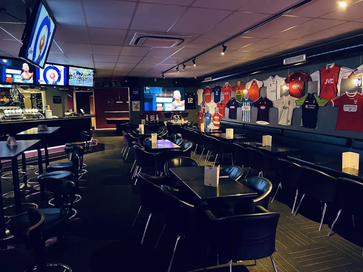 Lucky’s Sports-bar gallery 2