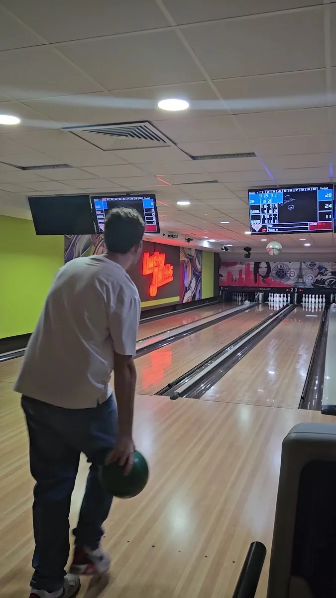 Lucky Jack’s – Bar, Grill & Bowling gallery 2