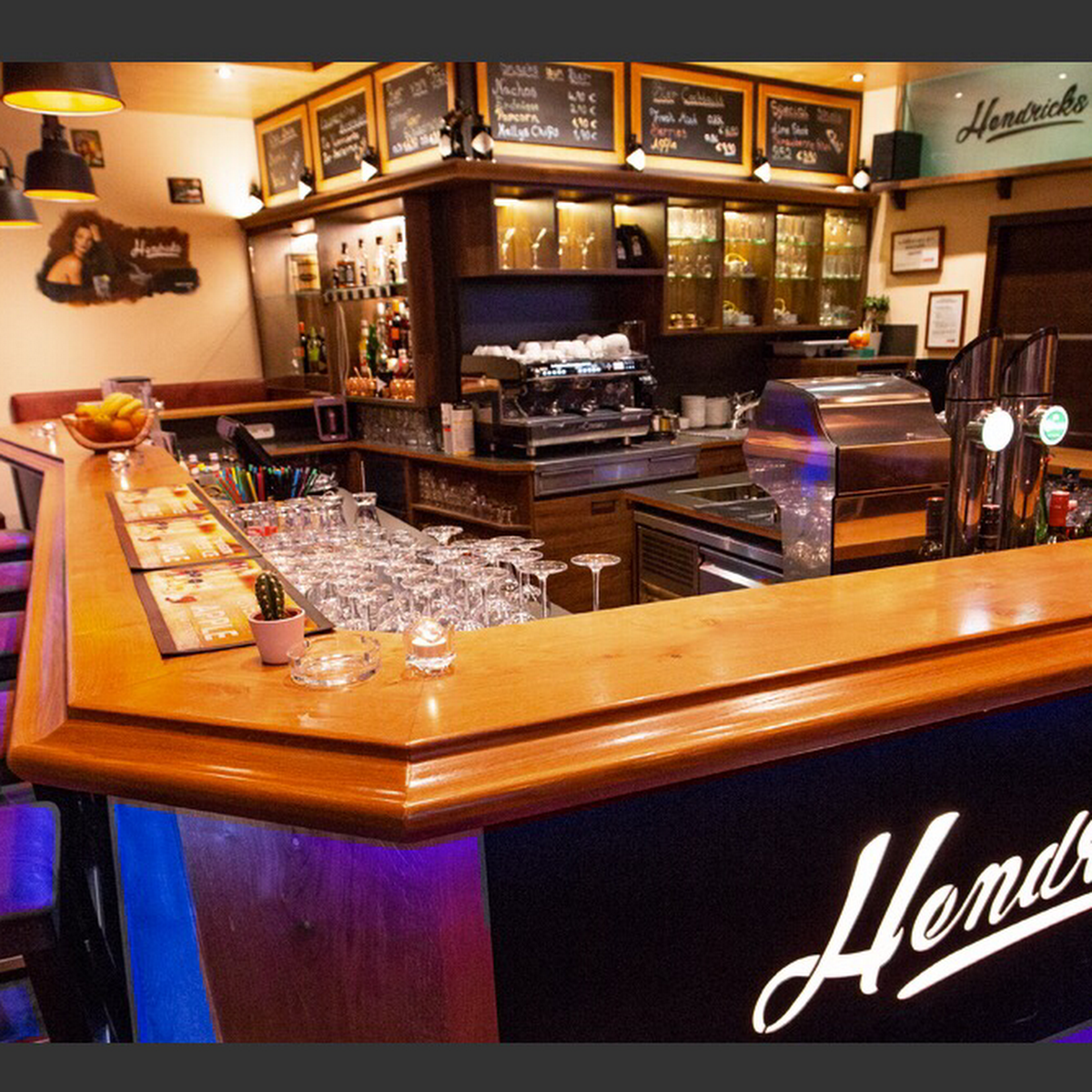 Hendricks – Café und Sportsbar im Bahnhof Praterstern Wien — Bahnhof Praterstern, 1020 Wien, Austria
