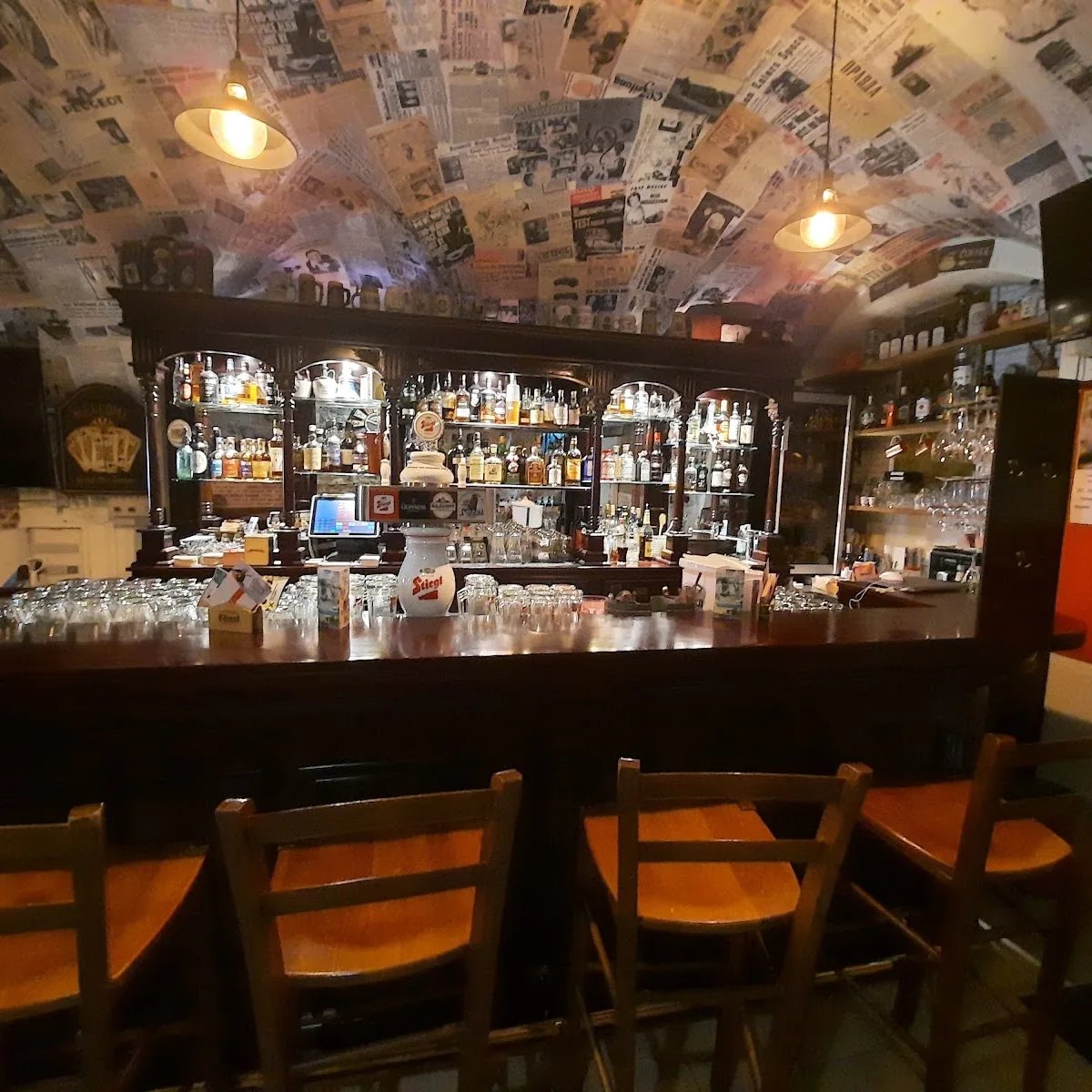 ums Eck Tom´s Pub & Whisky Corner — Hoher Markt 13, 3340 Waidhofen an der Ybbs, Austria