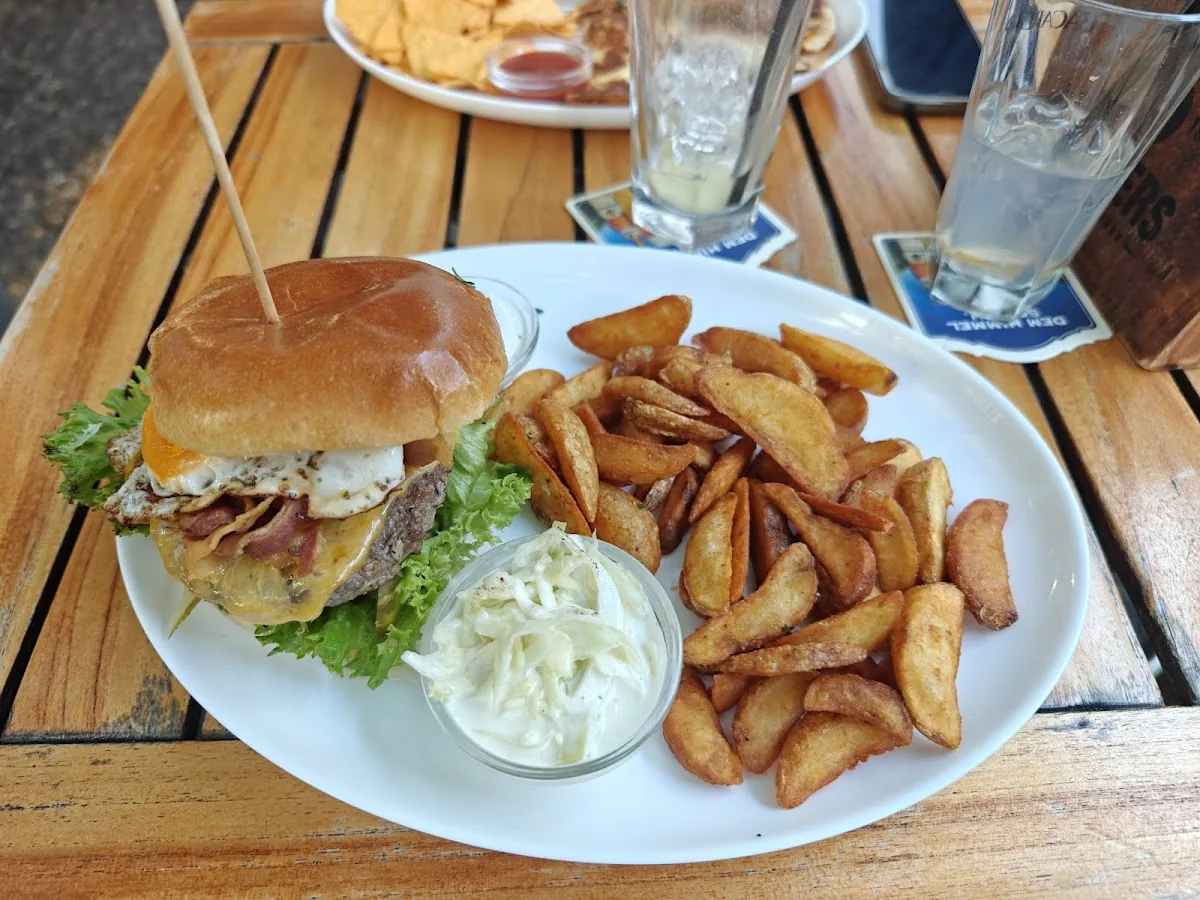 YOURS Sports Bar gallery 3