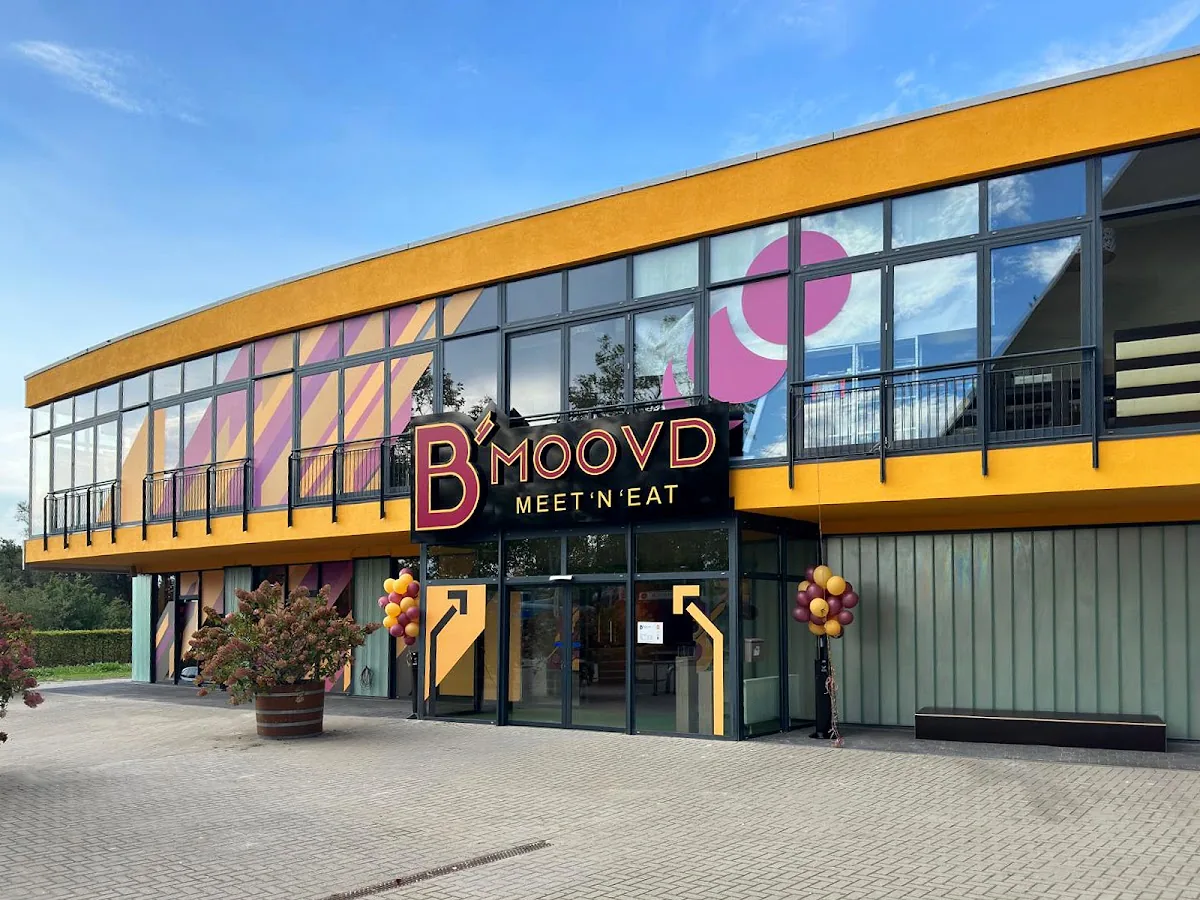 B’moovd Sportsbar & Bowling gallery 2
