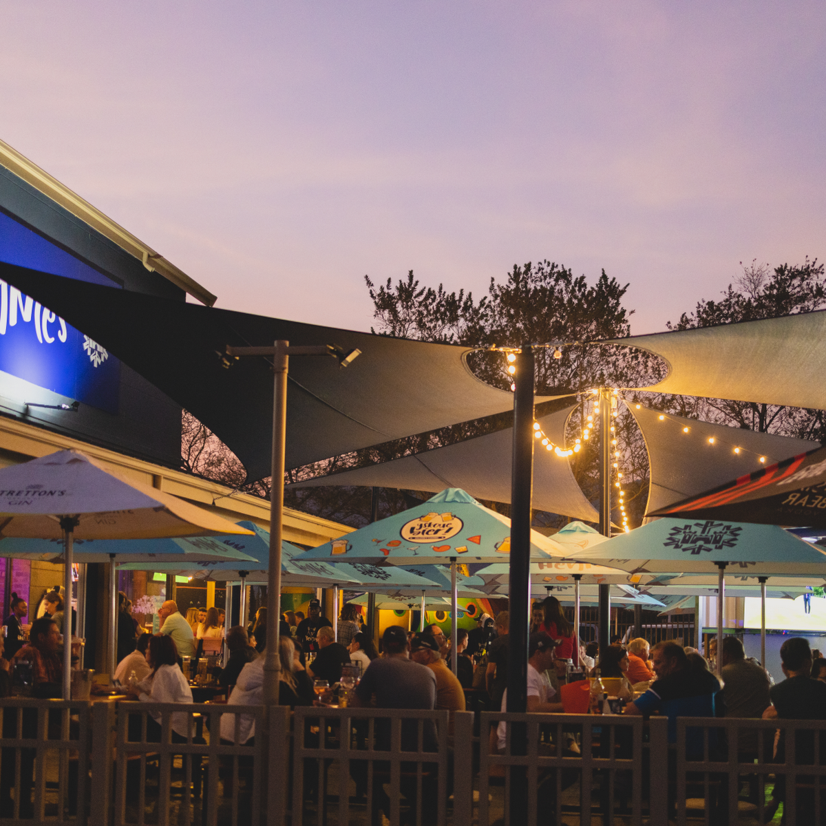 Hennie’s Hartbeespoort Restaurant — Road &, Shop 43 Sediba Plaza c/o Die Ou Wapad, Beethoven St, R511, Hartbeespoort, 0216, South Africa