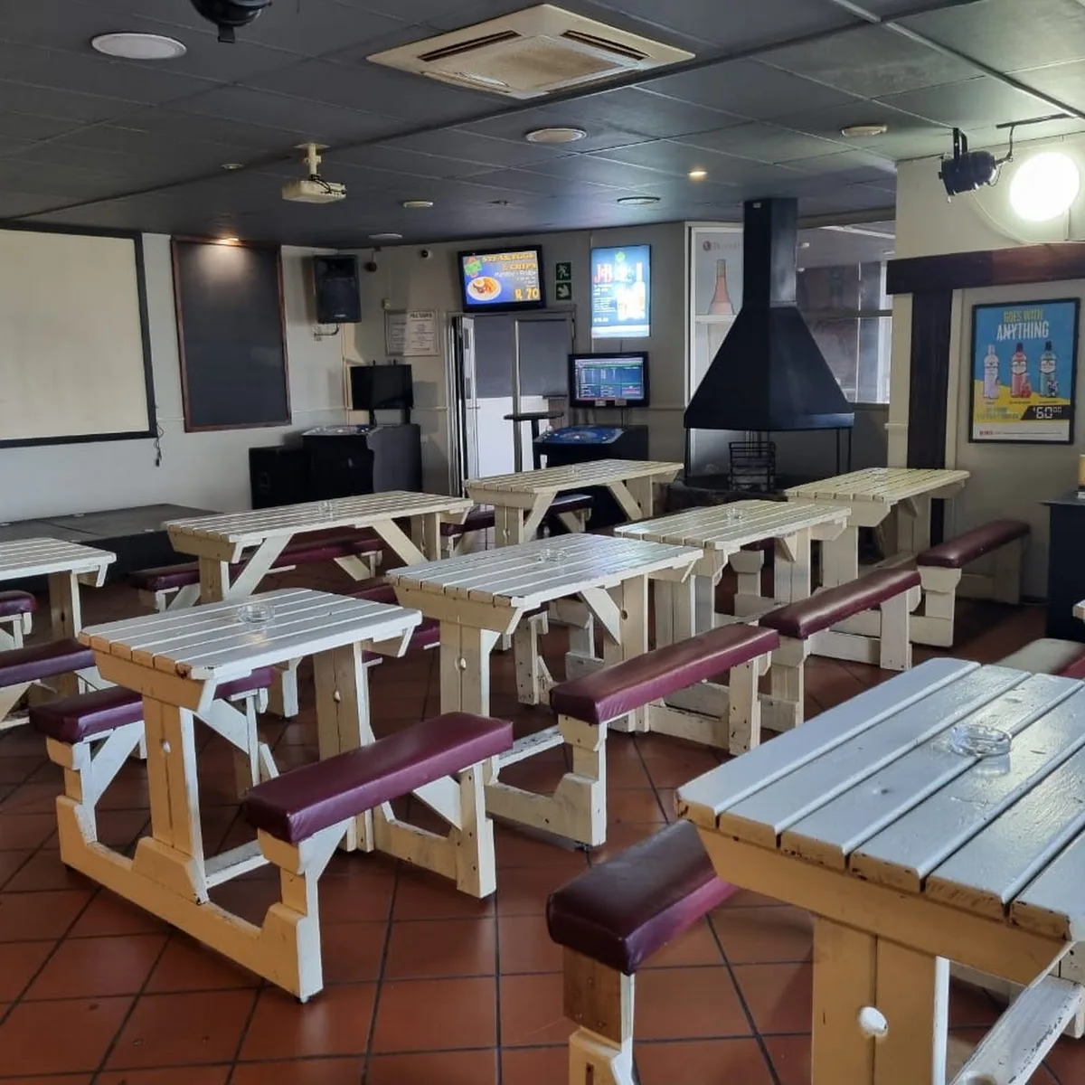 Green Fields Pub — Shop 7 Ruwari Ctr, Kruis Rd, Brackenfell, 7560, South Africa