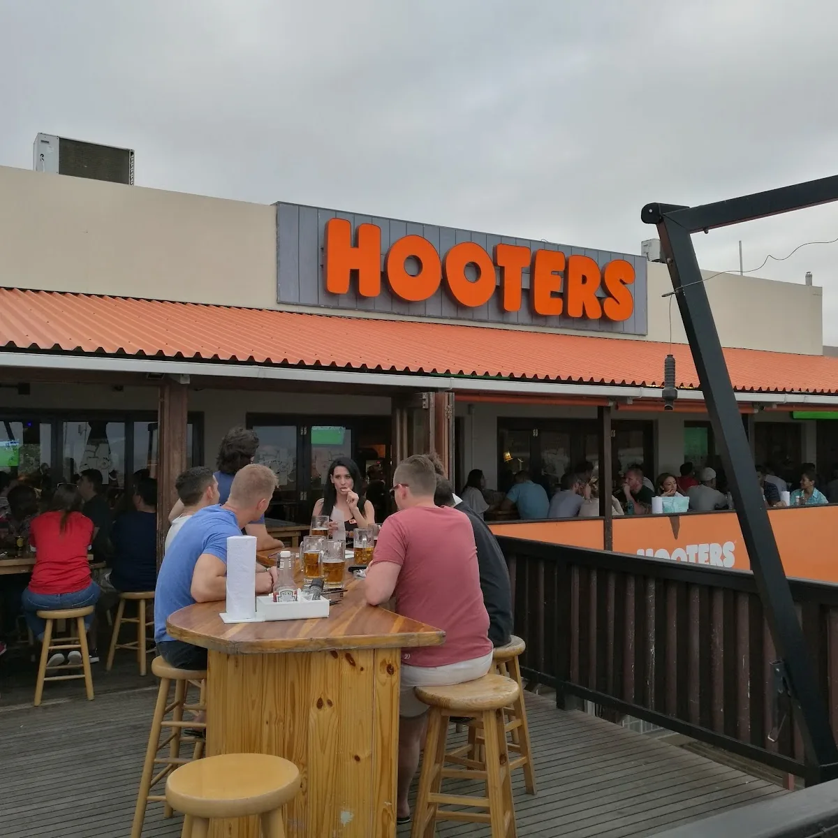 Hooters Umhlanga — 2 Lagoon Dr, Umhlanga Rocks, uMhlanga, 4319, South Africa