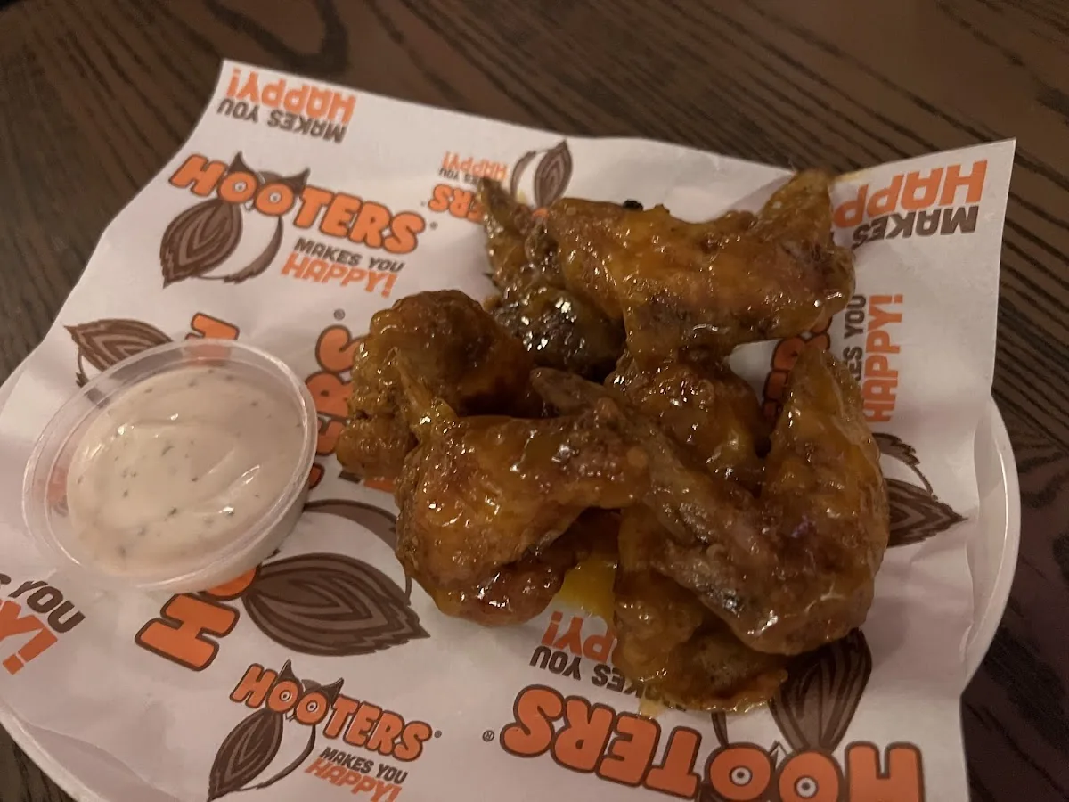 Hooters Florida Road gallery 3