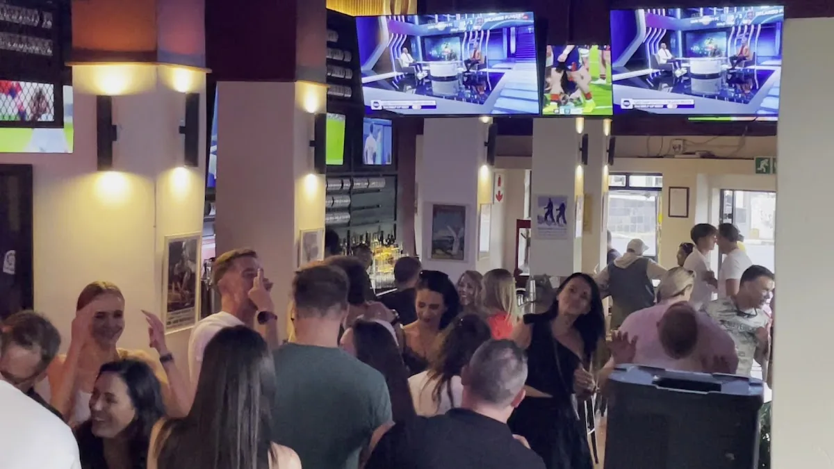 Benchwarmers Sports Bar gallery 2