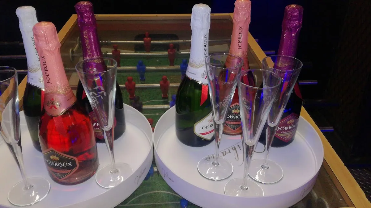 Solid &Stripe Pool Bar gallery 3