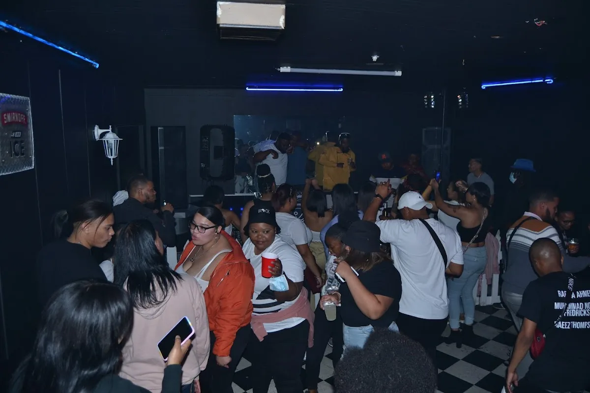 Blue Note Lounge & Sportsbar gallery 3