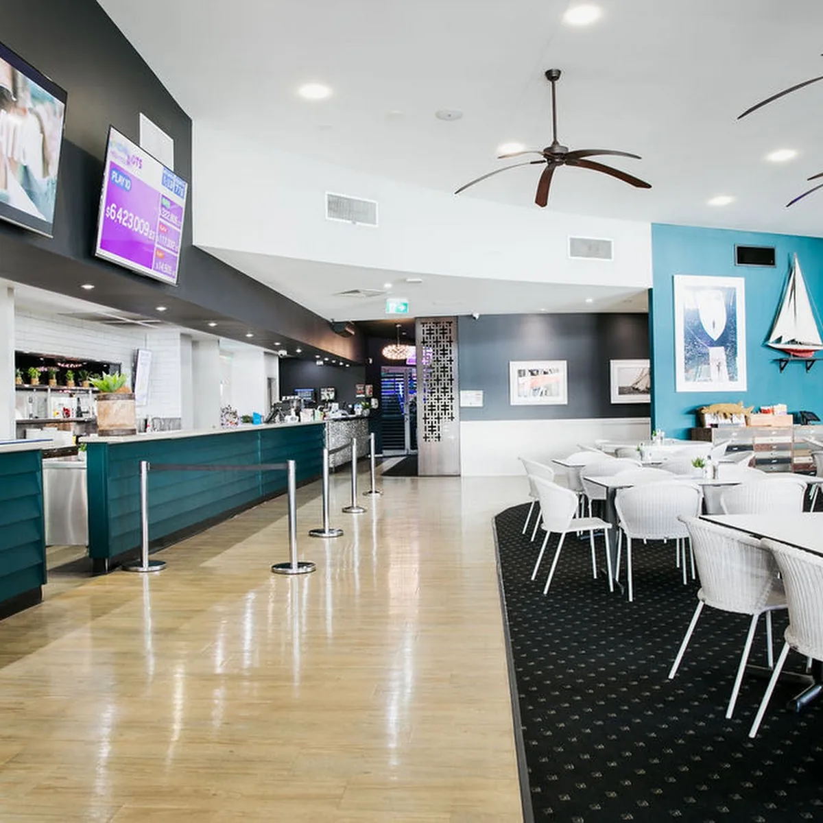 Brightwater Hotel — 15 Freshwater St, Mountain Creek QLD 4557, Australia