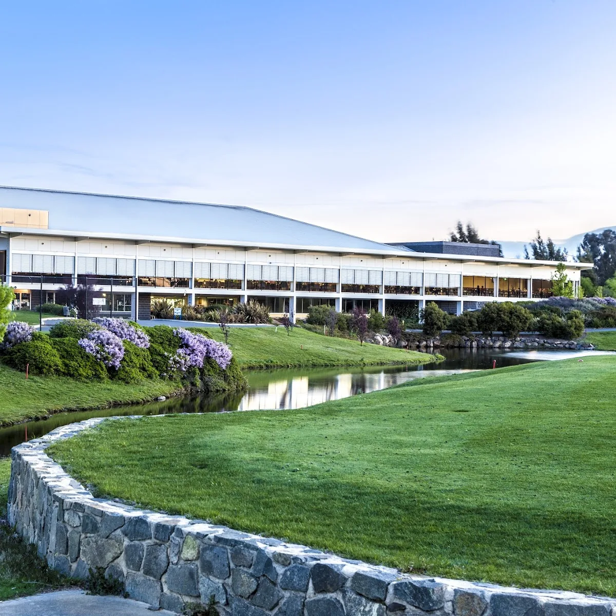Gungahlin Lakes Golf & Community Club — 110 Gundaroo Dr, Nicholls ACT 2913, Australia