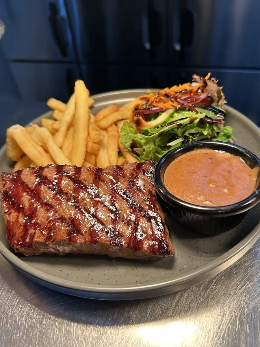 Fiveways hotel — 39 Mort St, North Toowoomba QLD 4350, Australia