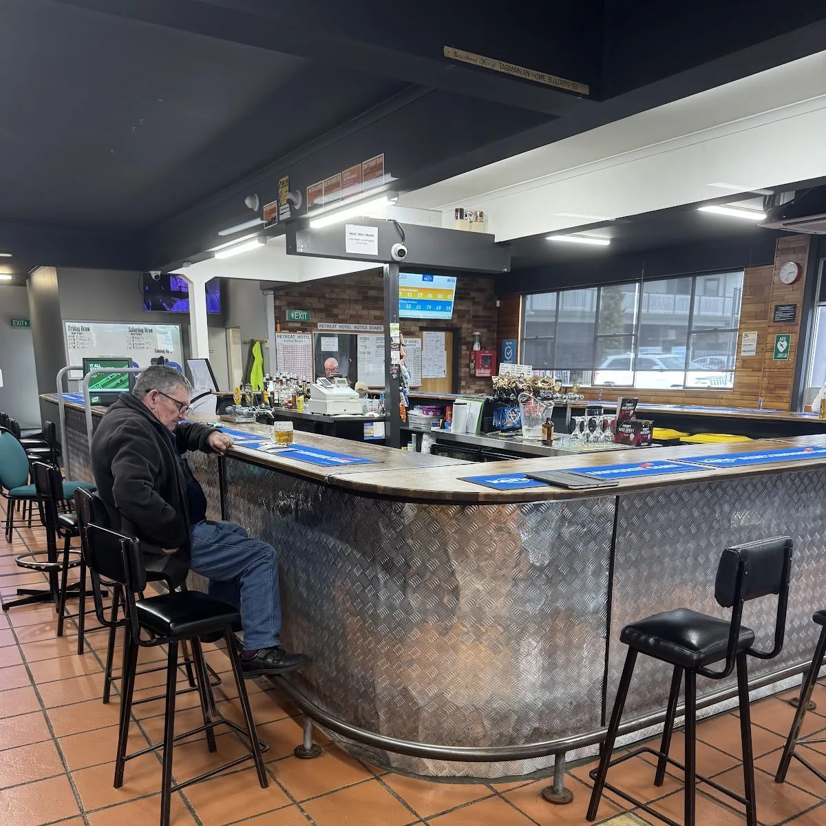 Retreat Hotel — 321 Invermay Rd, Mowbray TAS 7248, Australia