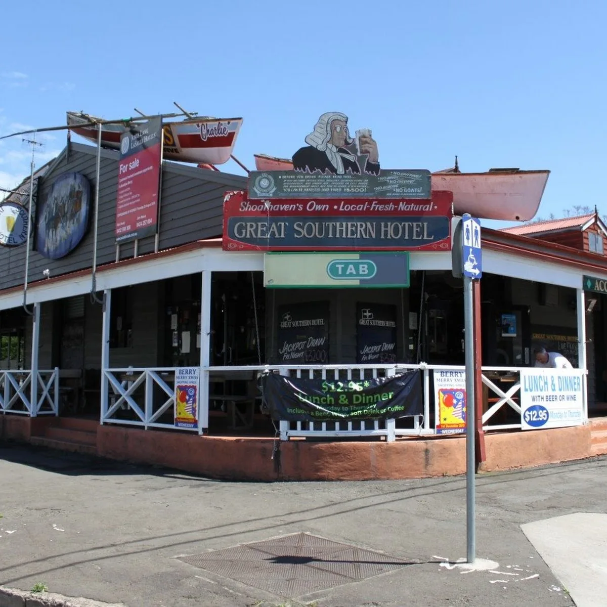 Southern Hotel Berry — 95 Queen St, Berry NSW 2535, Australia