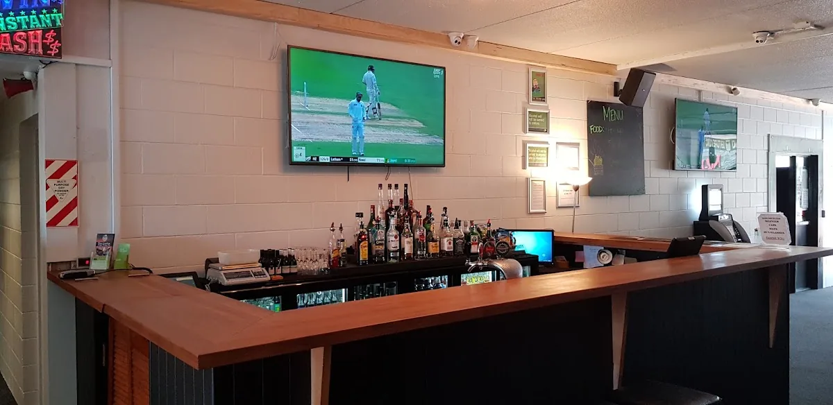 Mo’s Bar gallery 2