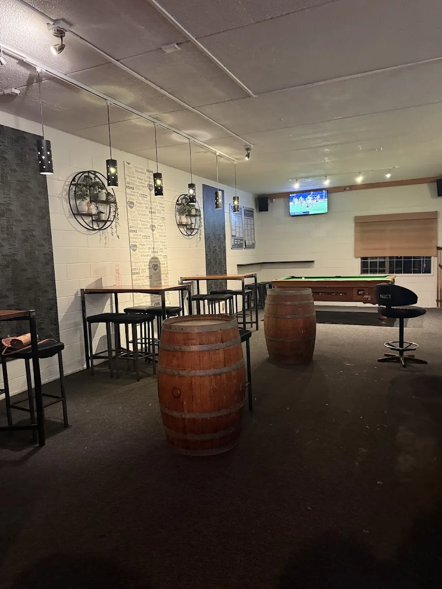 Mo’s Bar gallery 3