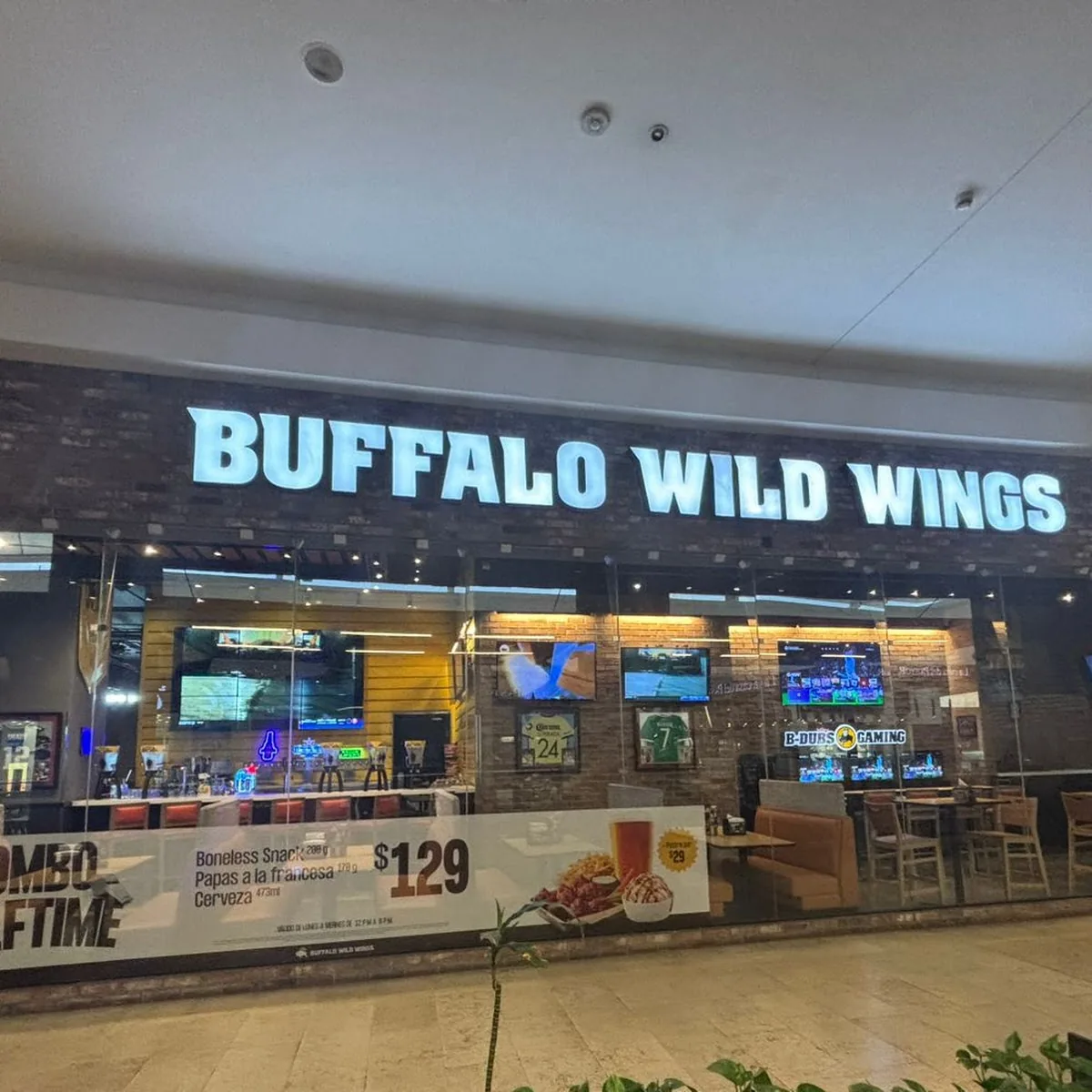 Buffalo Wild Wings — Col, Perifu00e9rico Boulevard Manuel u00c1vila Camacho, Valle de Los Pinos 2610, 54040 Tlalnepantla, Mu00e9x., Mexico