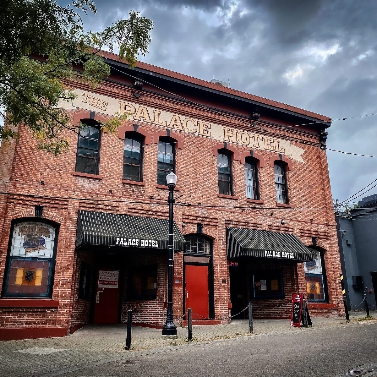 Palace Hotel — 275 Skinner St, Nanaimo, BC V9R 5E9, Canada