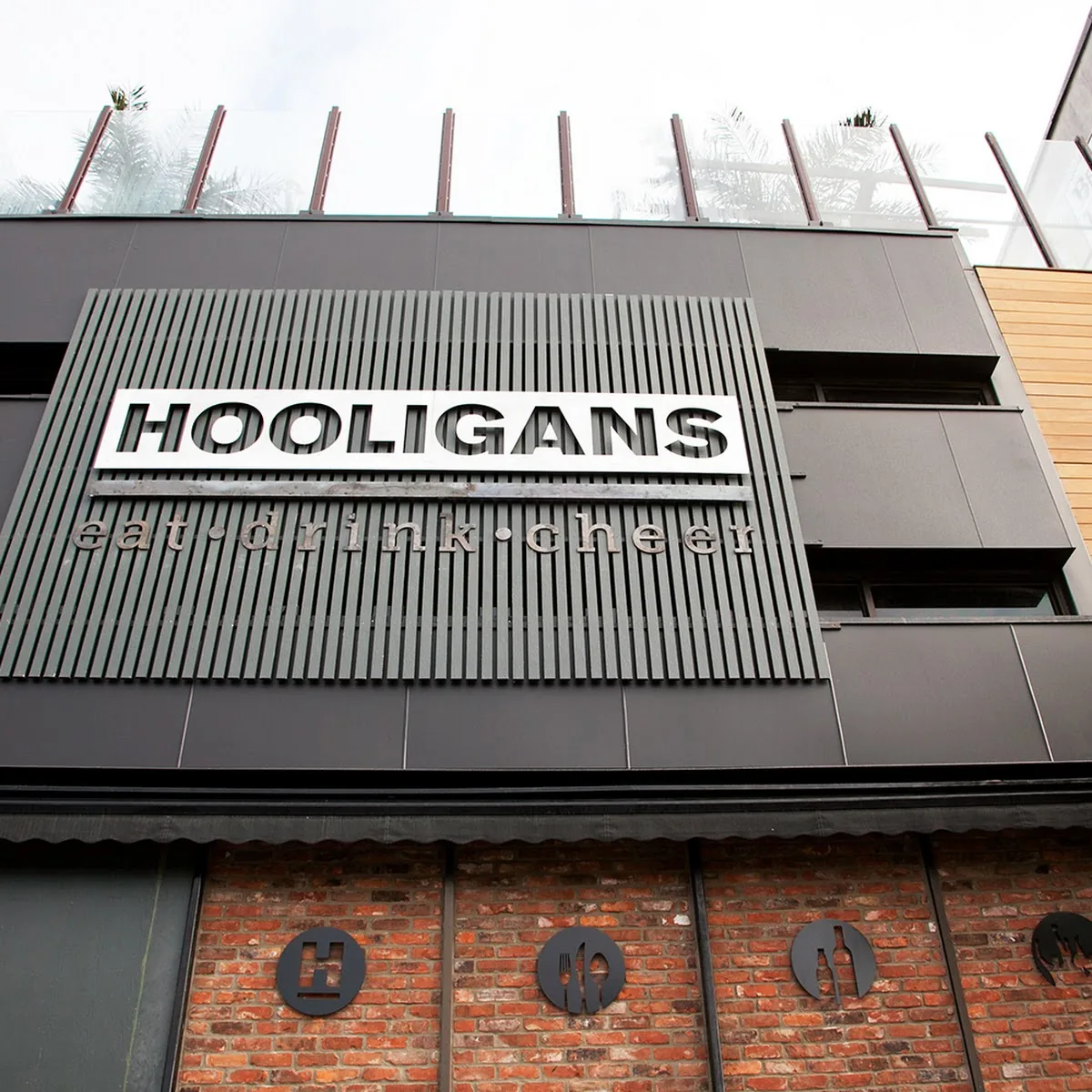 Hooligans Gastro Bar — 66 Dunlop St E, Barrie, ON L4M 1A4, Canada
