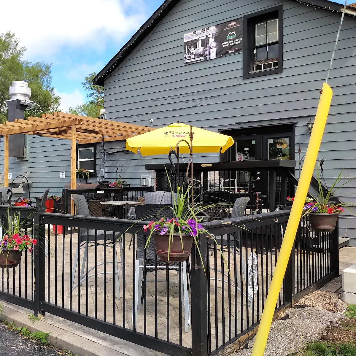 Malones Pint House — 118 Bradford St, Barrie, ON L4N 3B1, Canada