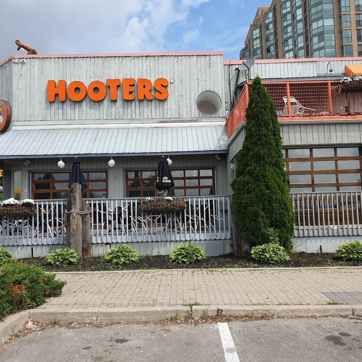 Hooters Barrie — 5 Mulcaster St, Barrie, ON L4M 3L9, Canada