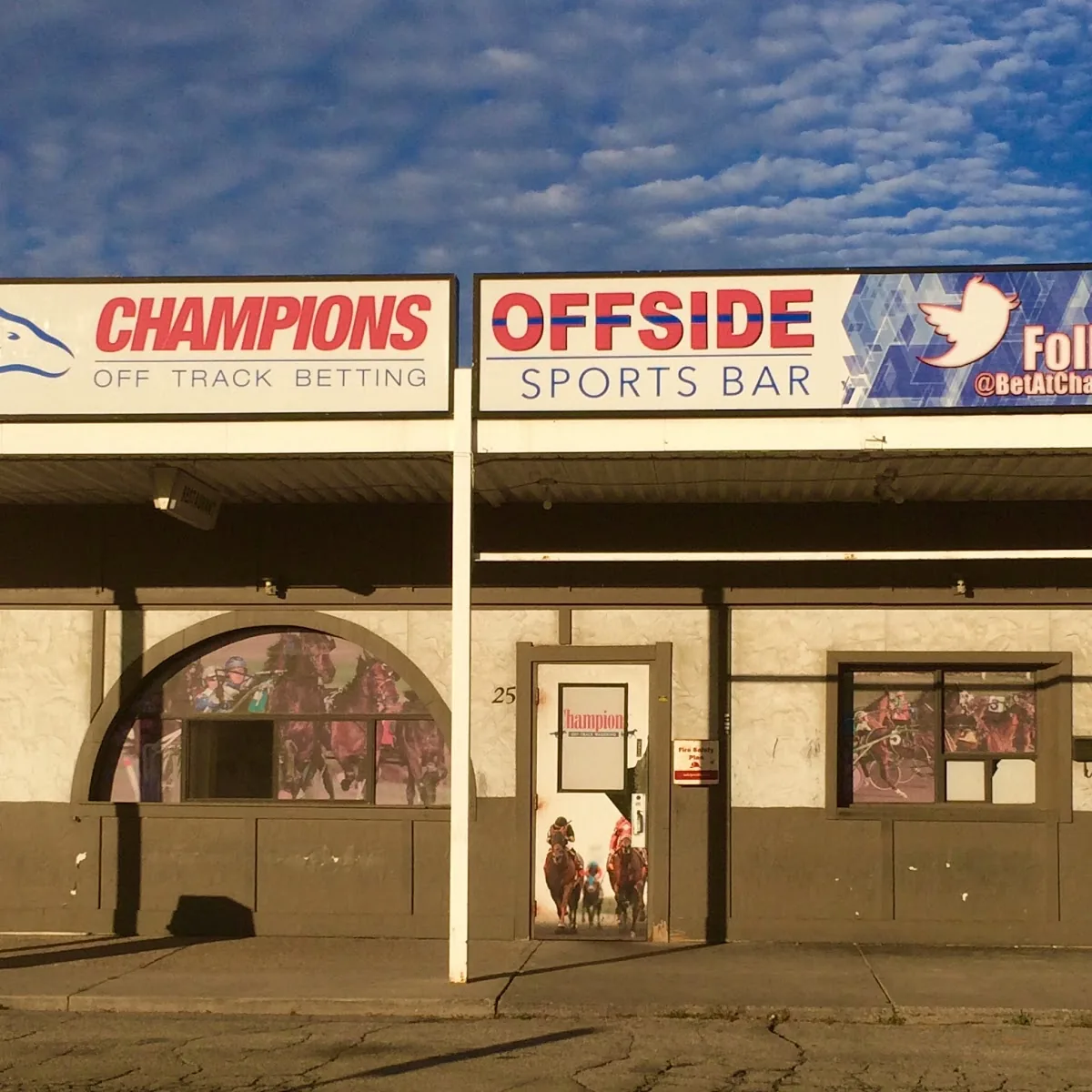 Offside Sports Bar — 25 Queen St N, Mississauga, ON L5N 1A1, Canada