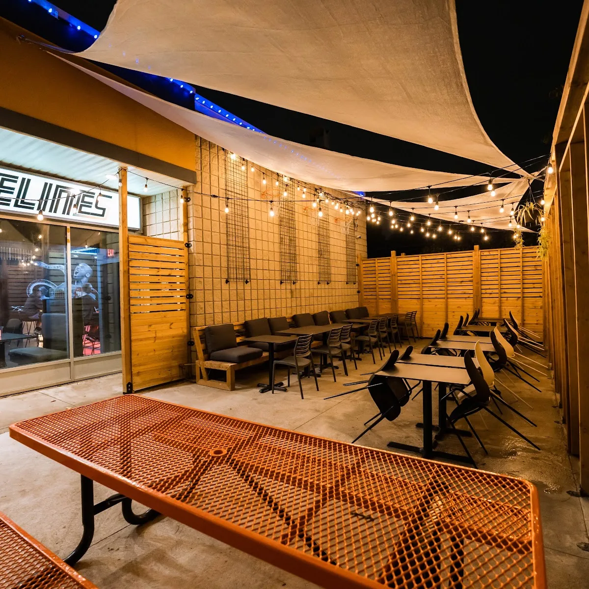 Sidelines Sports Bar & Grill — 2675 Lauzon Rd, Windsor, ON N8T 2Z5, Canada