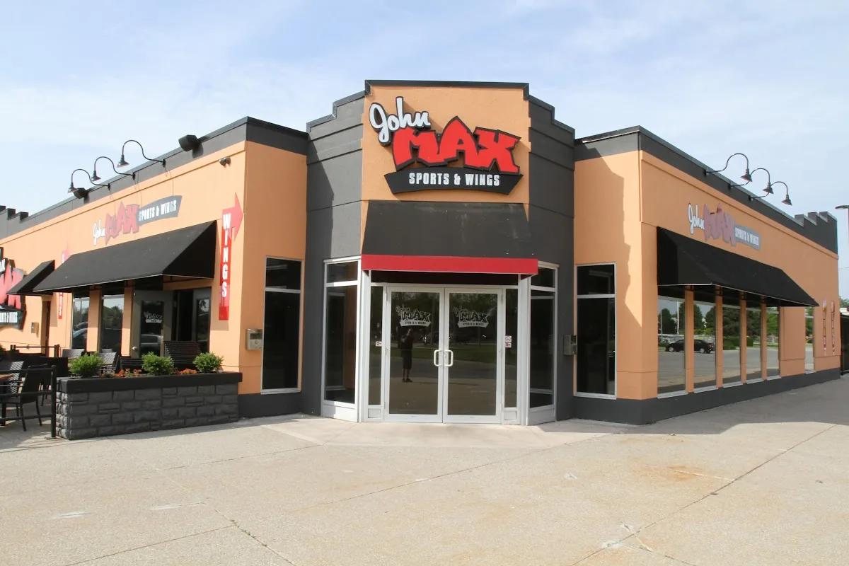 John Max Sports & Wings Lauzon Pkwy gallery 2
