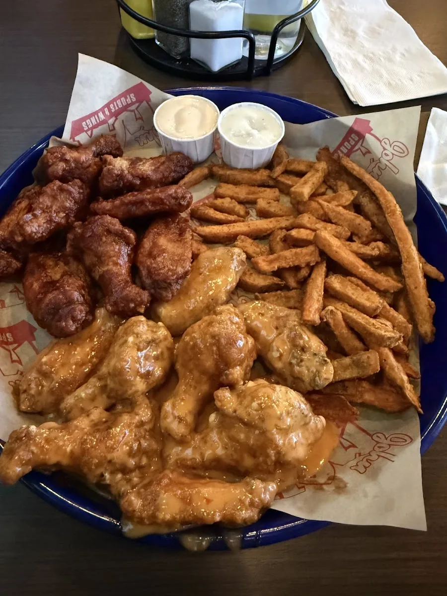 John Max Sports & Wings Lauzon Pkwy gallery 3