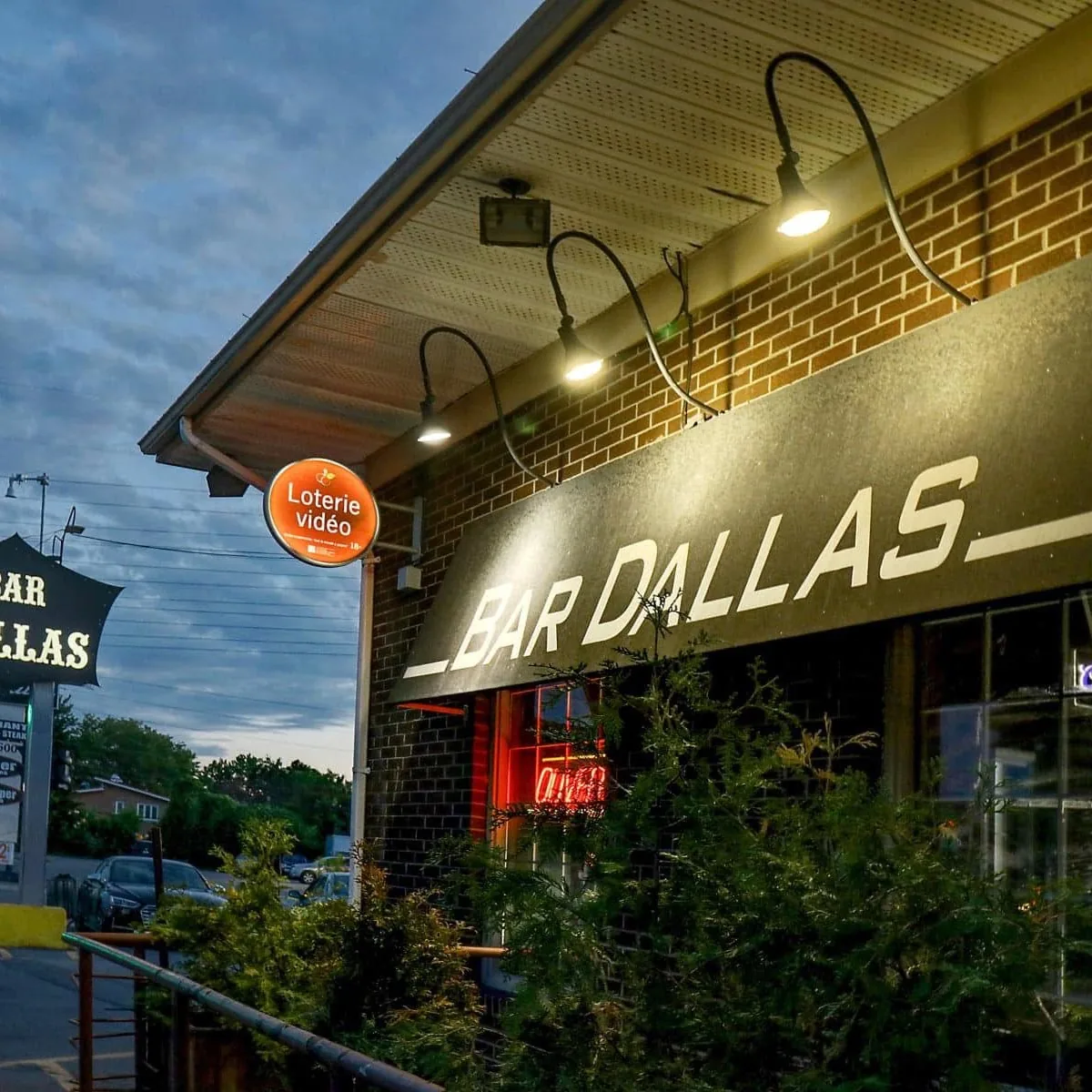 Dallas Bar — 317 Bd Cartier O, Laval, QC H7N 2J3, Canada