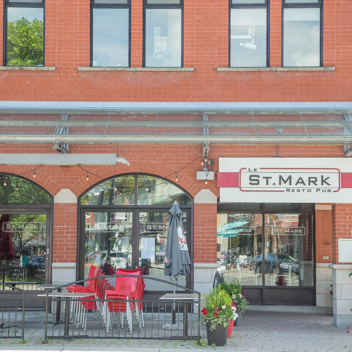 Le St. Mark — 356 Rue Saint-Charles O, Longueuil, QC J4H 4E5, Canada