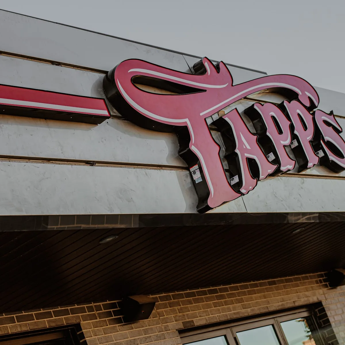 Tapps Sports Lounge & Grill — 303 Cope Ln, Saskatoon, SK S7T 0G3, Canada