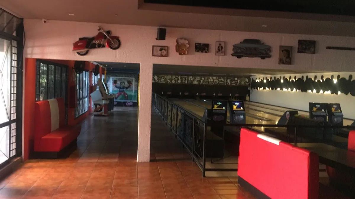 Oldie Bar & Bowling gallery 2