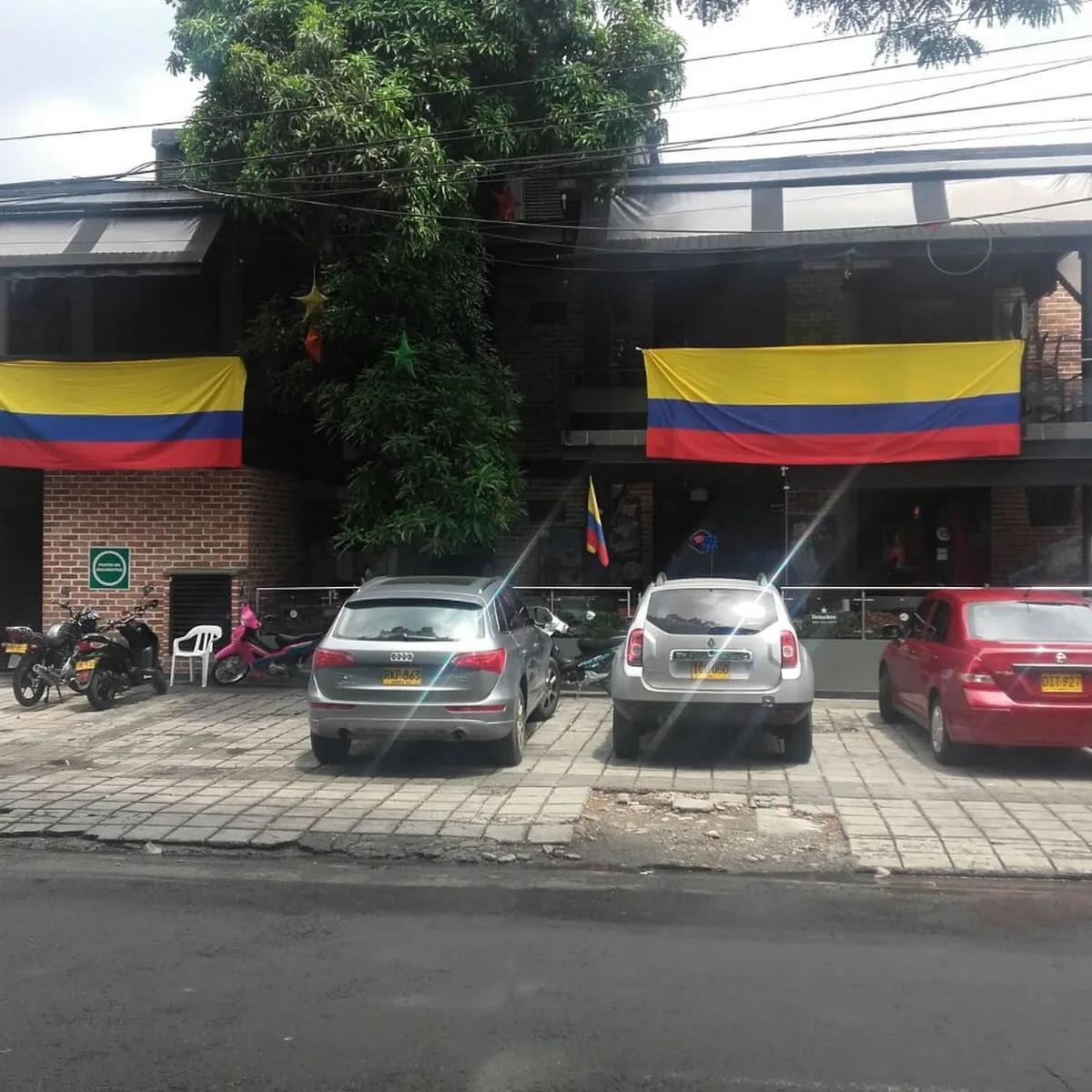 Mister Wings La FLora — Av 4N con 44N Esquina, Cl. 44 Nte. #4N-28, Cali, Valle del Cauca, Colombia