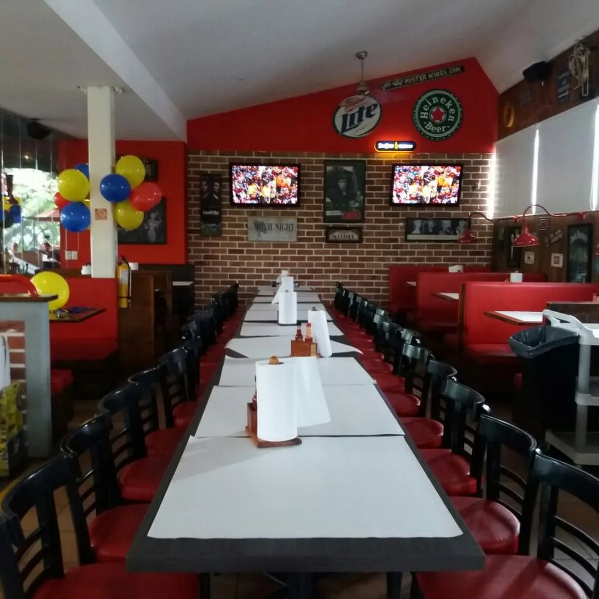 Mister Wings Ciudad Jardin — Cra. 105 #14 u2013 05 segundo piso, Ciudad Jardu00edn, Cali, Valle del Cauca, Colombia