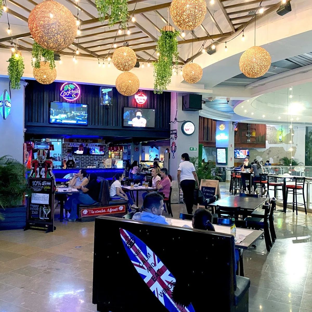 Mister Wings Unicentro — Cra.100 5 - 169 Centro Comercial Unicentro Local 399E de, Samanes, Cali, Valle del Cauca, Colombia