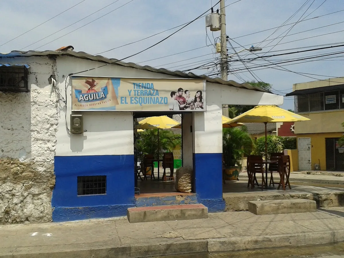 Tienda y Terraza la Esquina Deportiva gallery 2