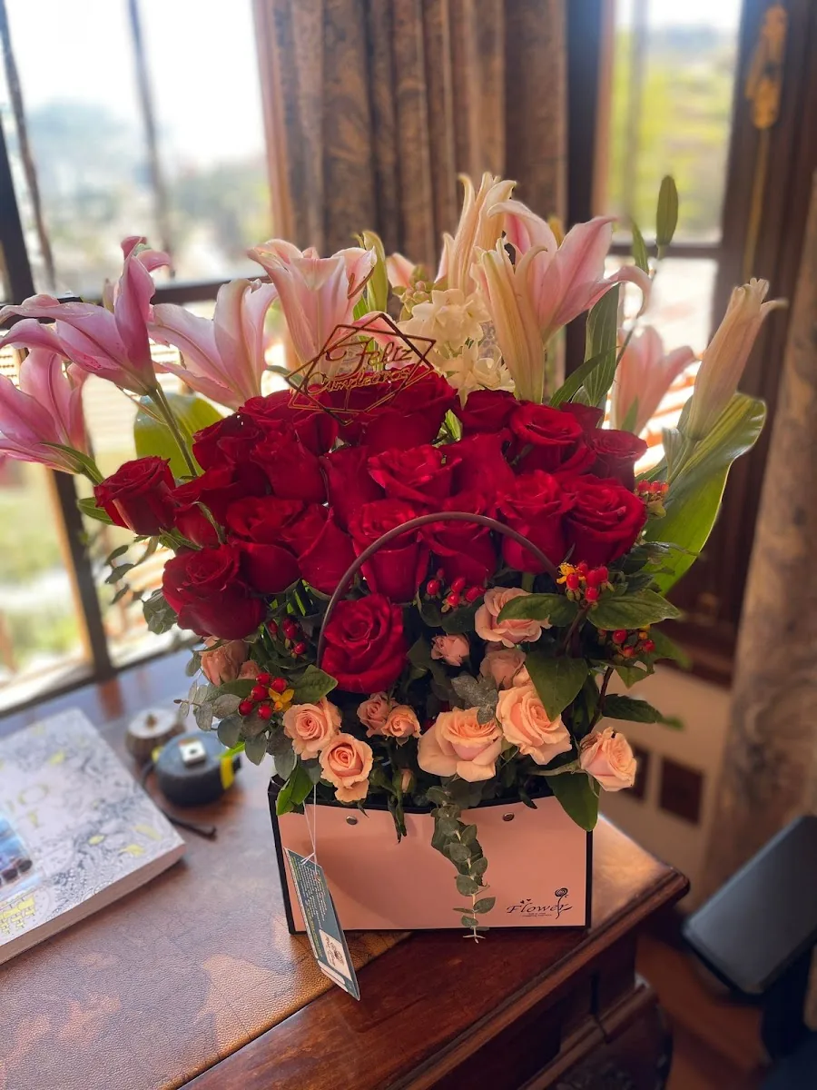 Cajas de sorpresas personalizadas y arreglo florales — 67415290, Bolivia