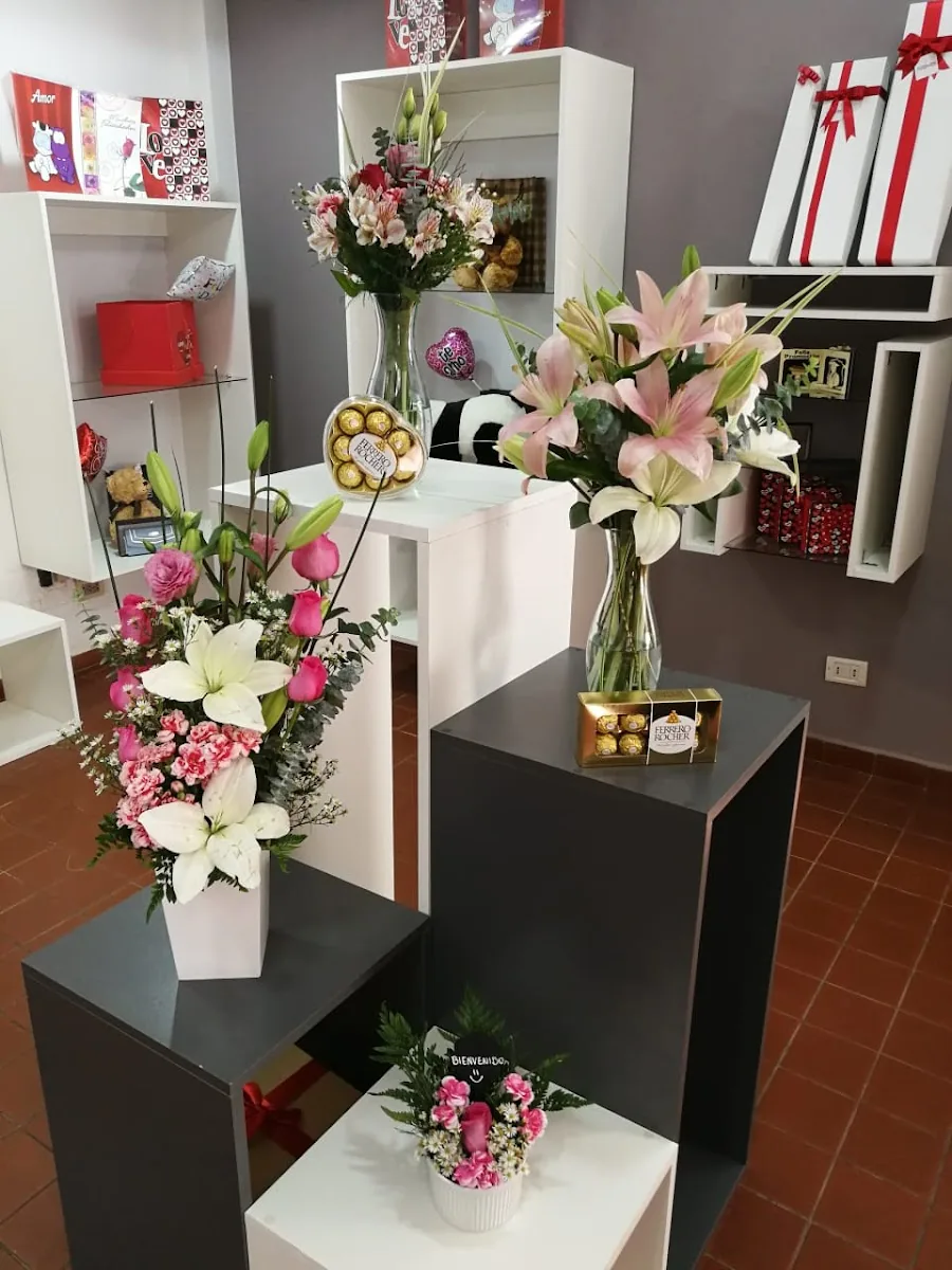 Cajas de sorpresas personalizadas y arreglo florales gallery 2