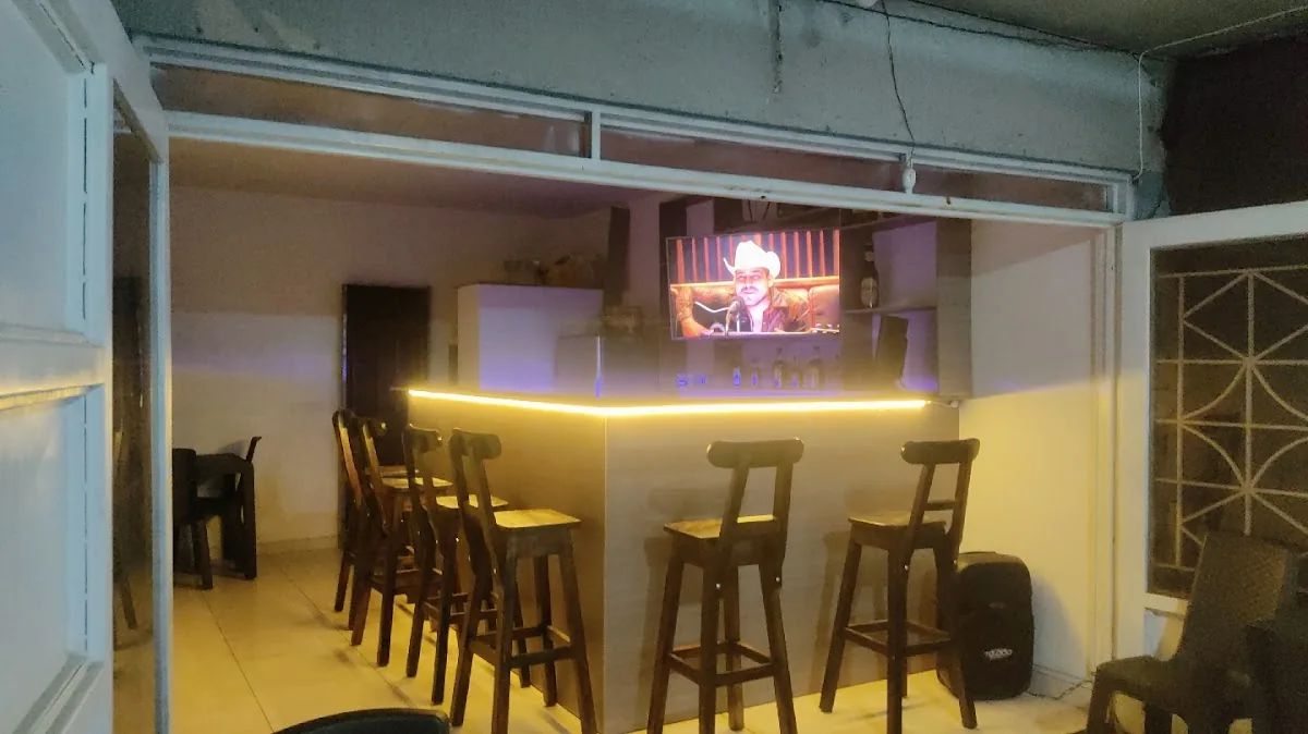 Vikingos wings sport bar gallery 2