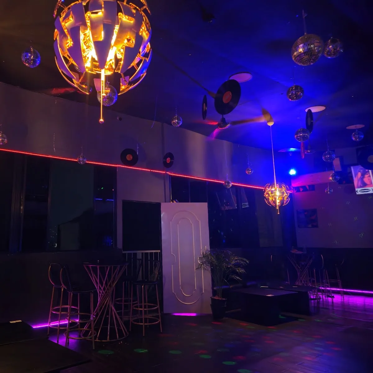 District Social Club — Bulevar Del Hipodromo 253, San Salvador, El Salvador