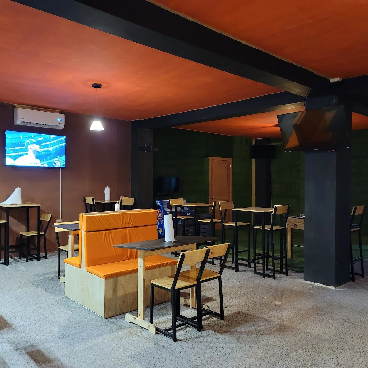 Sports & Wings — 75 ave.Norte y, Pje Carolina 18 Local 1, San Salvador, El Salvador