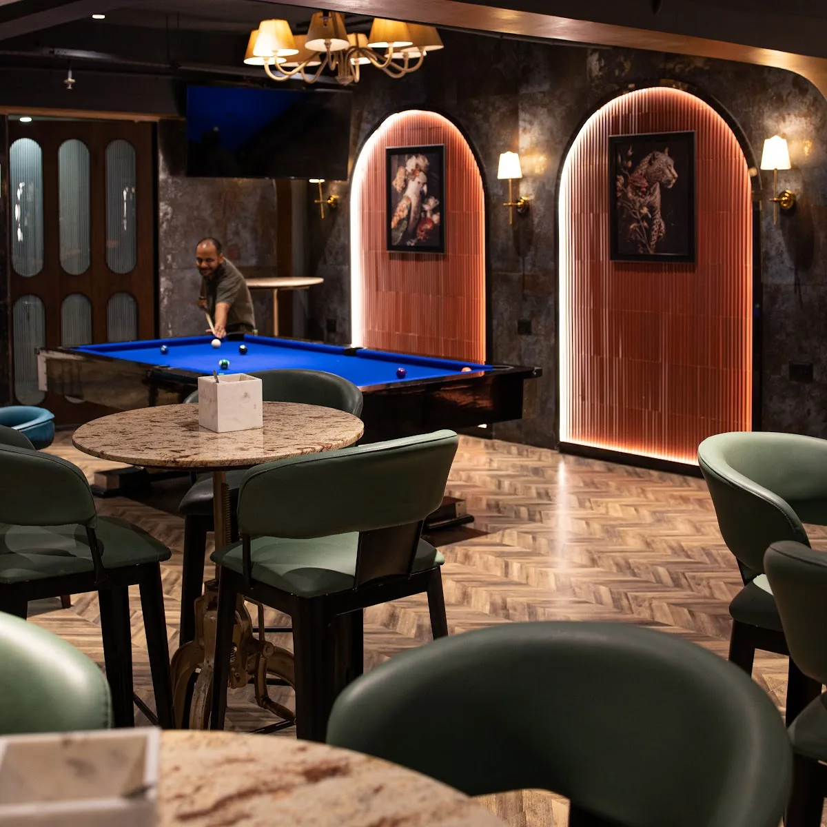 Hangout The Cocktail Room — Basement of Hotel Devansh, near JK Fortis Hospital, Shobhagpura, Udaipur, Rajasthan 313001, India