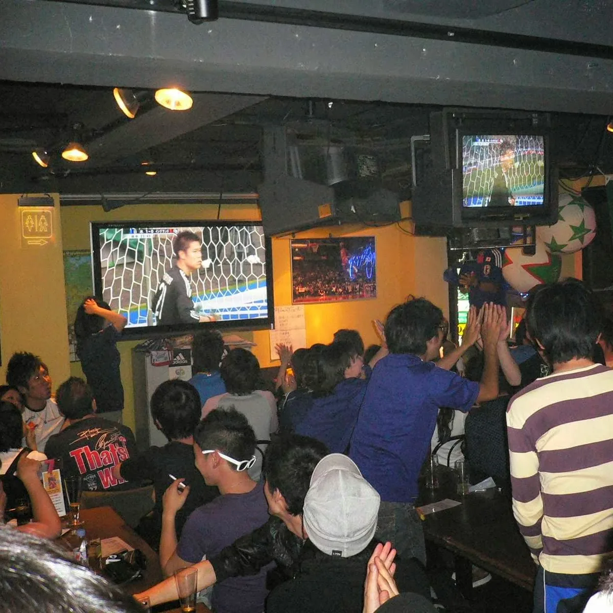 スポーツバー DFence — Japan, u3012650-0004 Hyogo, Kobe, Chuo Ward, Nakayamatedori, 1 Chomeu22124u221218 uff12u968e