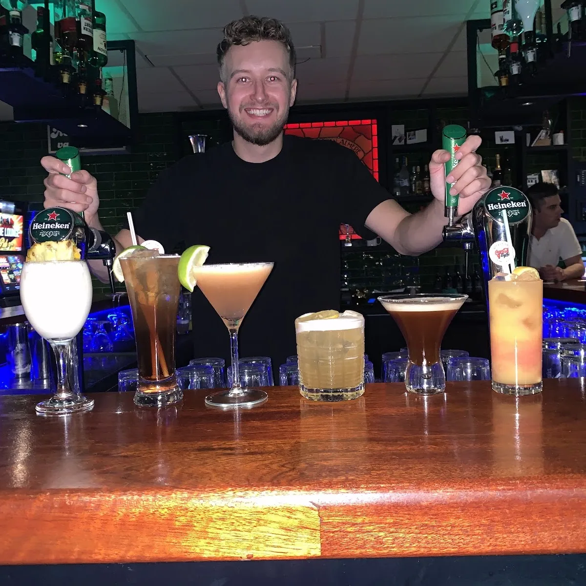 Sportcafé Het Wapen van Almere — Hengelostraat 8A, 1324 GM Almere, Netherlands