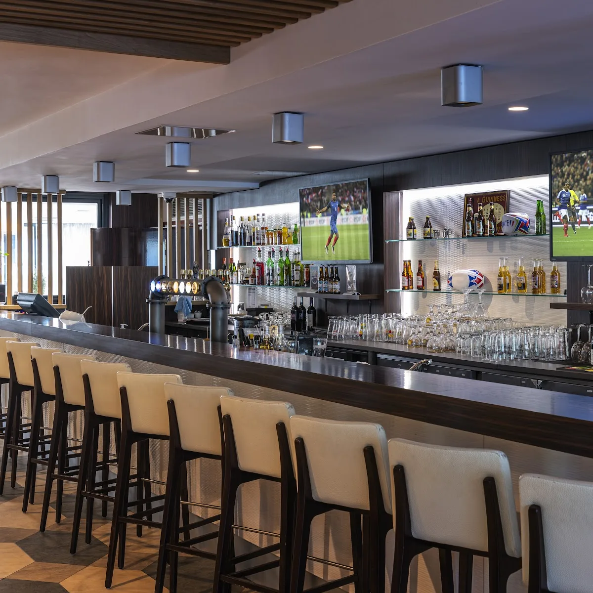 Aviator Sports Bar — 1 Place de la Ru00e9volution Franu00e7aise, 31700 Blagnac, France