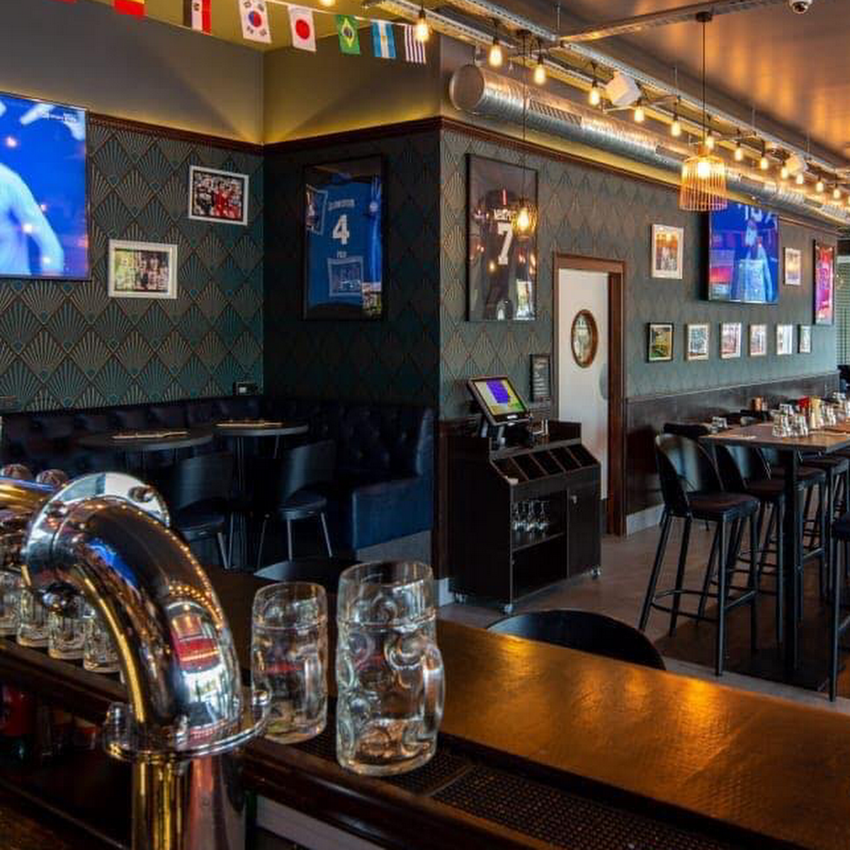 Big Tom Pub — 26 Av. Pierre Lefaucheux, 92100 Boulogne-Billancourt, France