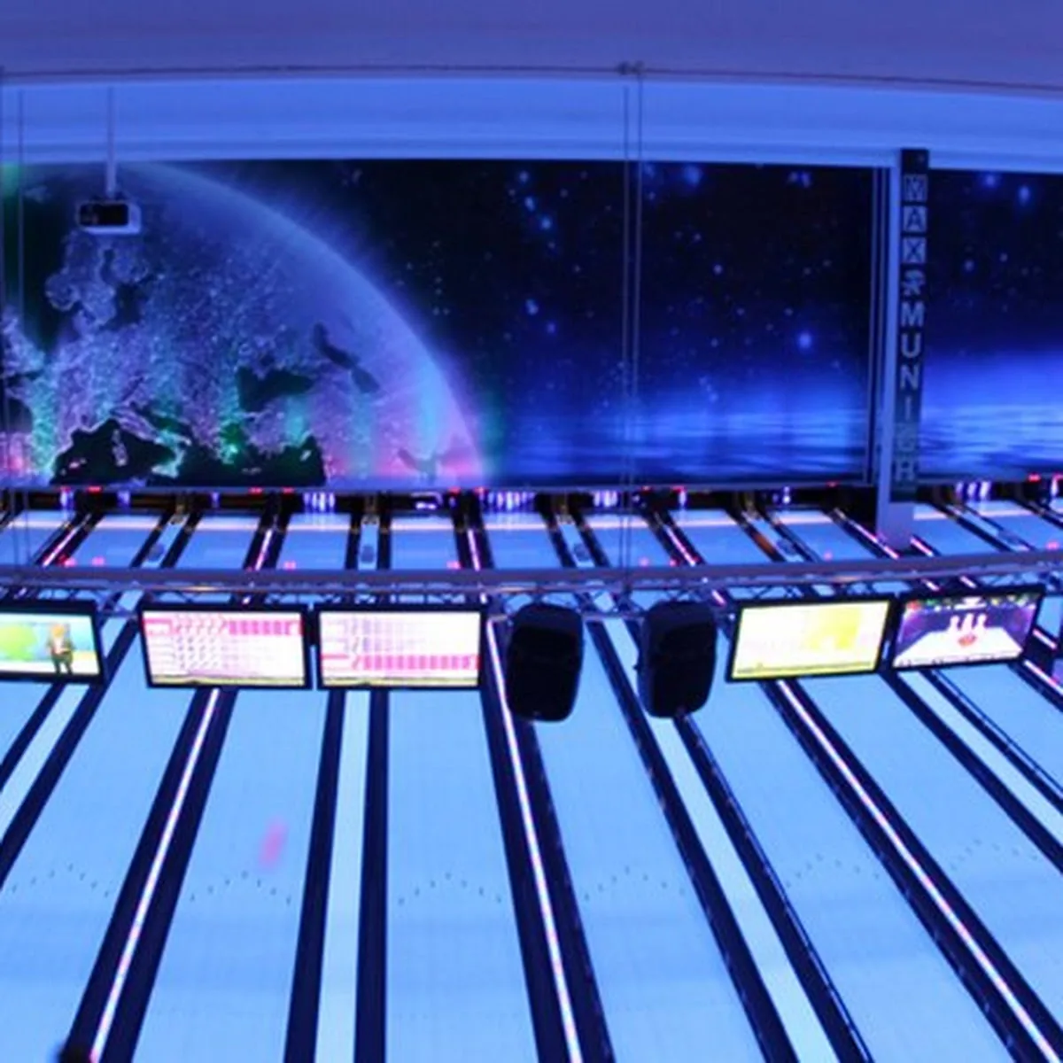 Max Munich Bowling — Zusestrau00dfe 5, 85649 Brunnthal, Germany