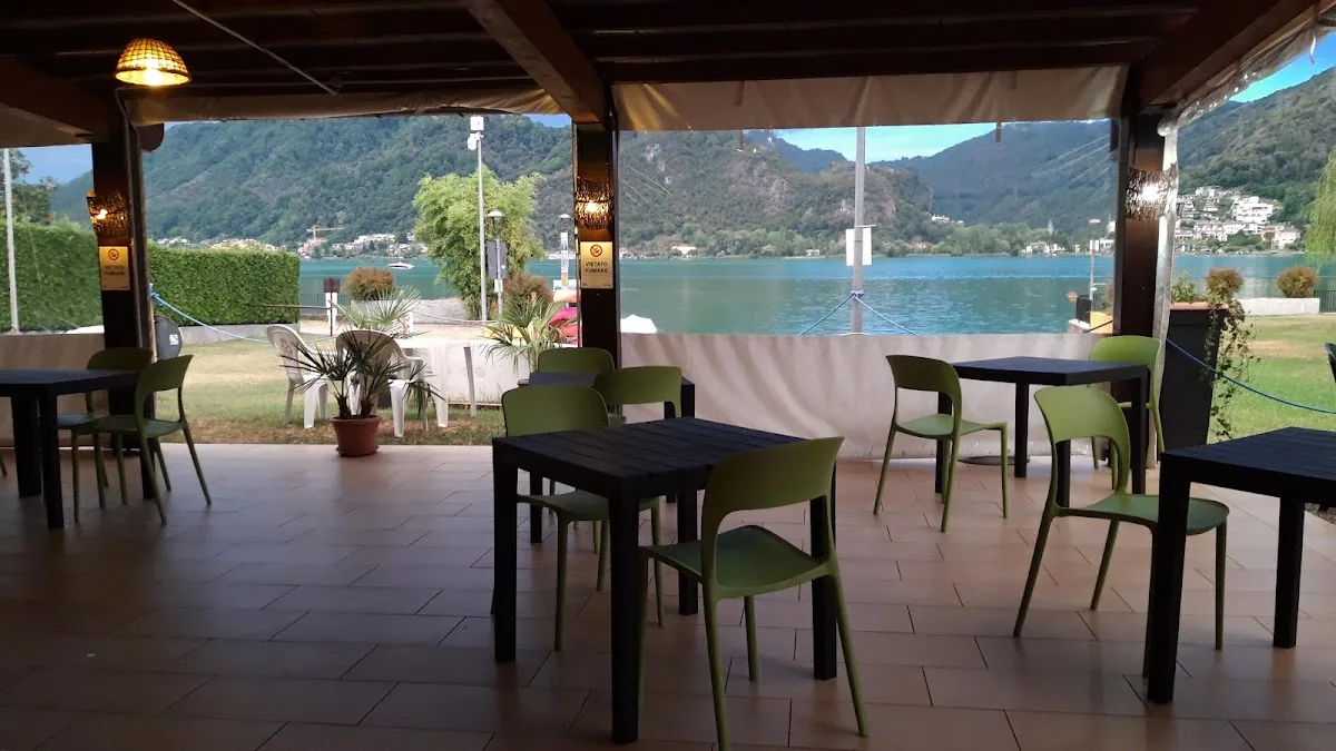 Beach bar lido brusimpiano — Viale Ernesto Thomas, 10, 21050 Brusimpiano VA, Italy