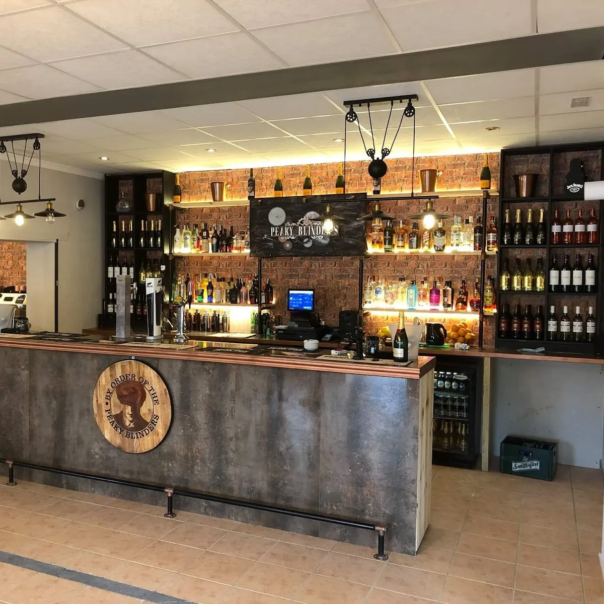 Peaky Blinders – Bar – Restaurant – Cartagena — Edif. Estrella - Local Nu00b0 1 - Urb. Estrella de Mar Ctra. de los Nietos, 30368 Los Urrutias, Murcia, Spain
